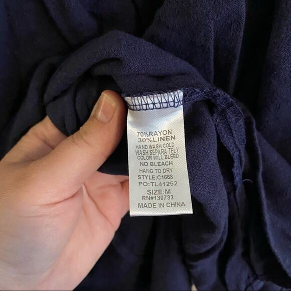 Umgee Linen Blend Navy Blue Cold Shoulder Top Size Medium - Picture 5 of 7